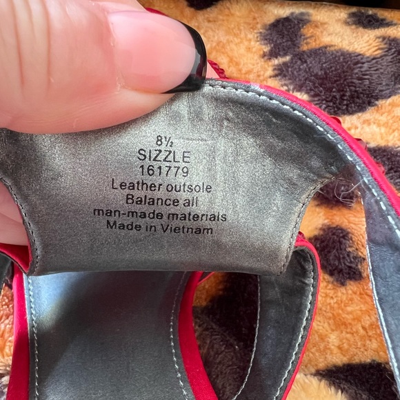 Beautiful Red Shoes for women Michael Shannon size 8.5 - Picture 7 of 9